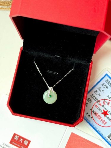 母亲节情人节佳品#醉美国潮风，爱意表白，赠礼之选# 周大福平安扣天然和田玉S925纯银项链吊坠挂件 周大福全套包装，并配一物一证！可自行扫码查询！掌柜浮力带货一