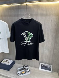 Versace范思哲 2025Ss春夏最新款短袖T恤出货啦 2025新款T恤 高版本专用面料 高克重纯棉丝光面料 上身舒适不失挺阔 针脚刺绣工艺 数字印花 植绒