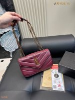 配礼盒 圣罗兰Loulou Mini手袋迷你版本Loulou小羊皮纹链条包饰以经典V形绗缝明缝线 这款轻便手袋搭配一个可拆卸皮革手拿包和皮革链条肩带，可斜挎。
