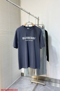L523 Brburberry 2025Ss春夏新款墨蓝字母经典圆领短袖T恤，深邃墨蓝铺陈低调气场，此款短袖以简约轮廓勾勒百搭哲学。前胸”Burberry Lo