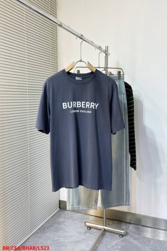 L523 Brburberry 2025Ss春夏新款墨蓝字母经典圆领短袖T恤，深邃墨蓝铺陈低调气场，此款短袖以简约轮廓勾勒百搭哲学。前胸”Burberry Lo