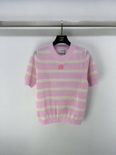chan*I 上新细节 25 夏季新款条纹针织短袖 演绎经典与时尚的融合 满溢甜美浪漫 标志性双C Logo低调点缀 精致工艺赋予面料舒适透气 3色3码Sml