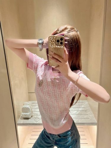 fendi芬迪老花双F字母提花烫钻针织短袖配胸针 款号：25670104584 颜色：粉色 蓝色 咖色 尺码：均码 80-125斤