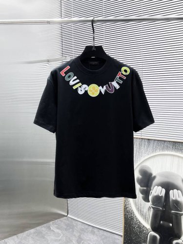 路易威登 Lv 新款 圆领 短袖 T恤 体恤 半袖 ，高端版本！专柜定制面料 透气舒适度高，细节无可挑剔，品牌元素设计理念，体现高品质。手感细腻柔软！呈现休闲裁