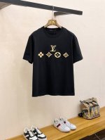 市场有仿版认准工艺和面料 25Ss驴家纯棉最新面料 最高版本 胸前Lv标识重工刺绣工艺！经典标识图案Logo时尚简约潮流短袖，最顶级的品质专柜原单短袖，顶级制作