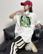 上新！始祖鸟夏季新款短袖T恤,简约大气的设计感！版型剪裁特别有讲究！上身很洋气显瘦内搭外穿都看 高密针织圆领设计，平整简约！亲肤透爽！T恤面料的柔软性舒适性无可