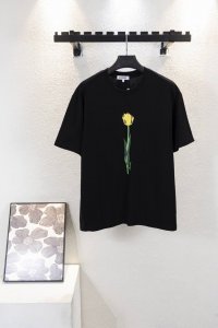 顶级版本 款号K711 Loewe、罗意威 25春夏新品印花短袖 罗家单品颜值当然是毋庸置疑的出色，搭配情侣款出街绝对吸引眼球！时髦 轻松有格调 氛围感一下子拉