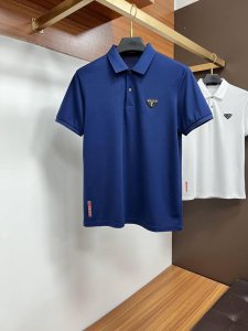 普拉达 2025春夏 经典的polo领设计 搭配简洁的单排扣 线条利落流畅 巧妙修饰颈部线条 彰显优雅绅士格调 左胸处精致的品牌标识 采用无痕压胶工艺 细腻而平