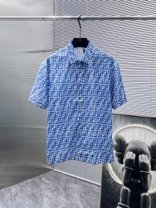 芬迪 Fendi 2025Ss新款男士短袖袖 衬衫 衬衣 高端版本 专柜定制面料 透气舒适度高 细节无可挑剔 品牌元素设计理念 体现高品质 手感细腻柔软 呈现休