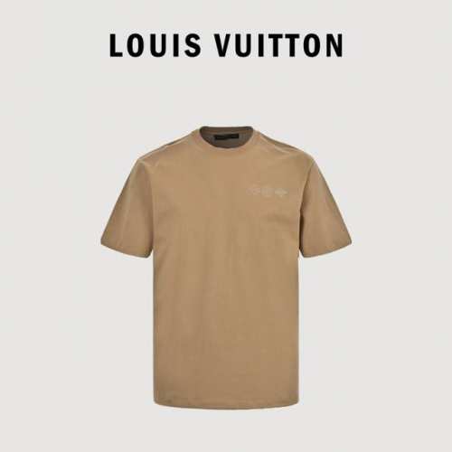 Louis Vuitton路易威登 重工刺绣徽标短袖T恤 采用重工的刺绣打造时尚个性造型。胸口处点缀标志字母刺绣工艺，背部标志性徽标图案采用高密度粗针绣工艺来设