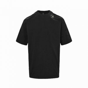 chrome Hearts 克罗心 25Ss 五金别针吊坠破洞水洗短袖 采用32支双纱 克重面料 进口针织针梳棉进行制作，厚度适中，有垂感又有轮廓型，上身就是一