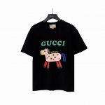 实拍细节图+尺码表 Gucci 古驰 早春卡通动物小马印花T恤 选用客供定制针织 %纯棉面打造,面料手感细腻，厚实有质感的纯棉布 高密度的机织工艺，如棉絮般柔紧