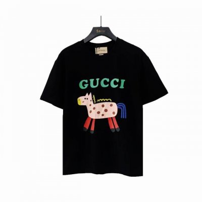 实拍细节图+尺码表 Gucci 古驰 早春卡通动物小马印花T恤 选用客供定制针织 %纯棉面打造,面料手感细腻，厚实有质感的纯棉布 高密度的机织工艺，如棉絮般柔紧