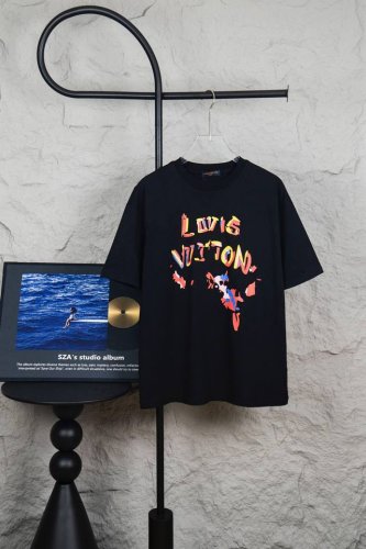 款号 M109 Louis Vuitton 路易威登 25Ss驴家纯棉最新面料 最高版本 胸前Lv胶浆字母工艺经典标识图案Logo时尚简约潮流短袖 最顶级的品质