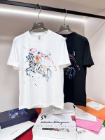 主推 Burberry 独家专供春季新款 巴宝莉时尚休闲圆领短袖，纯棉面料原单工艺高端欧版原单T恤，潮流时尚休闲半袖 透气舒适度高，细节无可挑剔，品牌元素设计理