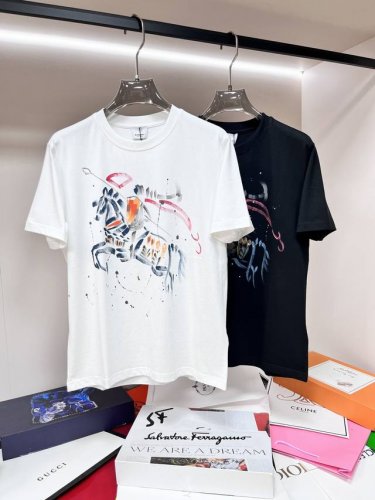 主推 Burberry 独家专供春季新款 巴宝莉时尚休闲圆领短袖，纯棉面料原单工艺高端欧版原单T恤，潮流时尚休闲半袖 透气舒适度高，细节无可挑剔，品牌元素设计理