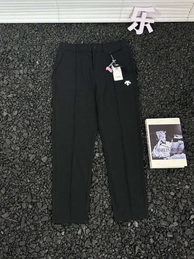 200 - Descente 迪桑特 24Ss秋冬舒适垂感直筒休闲西装长裤 这款裤子采用速干轻薄面料，环保健康的科技面料，亲肤柔软，舒适透气，面料很有垂感，修身