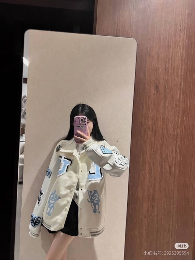 模特图！ 供290 Louisvuitton路易威登走秀款 Lv兔子棒球服 定织定染900G羊绒面料，铜氨丝里布，纯棉口袋，原张染色压纹真牛皮袖子，配套订做羊毛