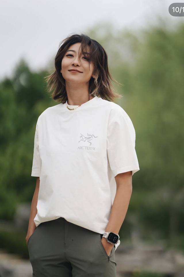 模特+细节图#120 Arc'teryx 始祖鸟3M反光前后鸟家经典印花男女同款短袖纯棉圆领T恤。 上身透气，绝不起球，手感柔软舒适，全衣平车走线立体剪裁。胸前