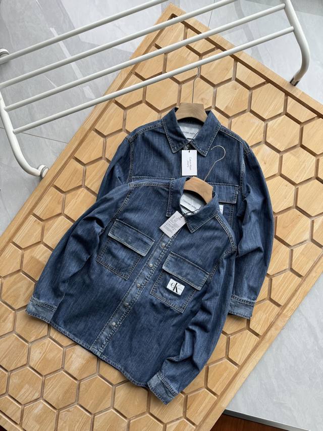 210拿货 Ck Jeans24春夏男士简约布标复古纯棉宽松牛仔衬衫外套J325555 一款牛仔衬衫的价格P官网在售800+，最经典的一款韩系复古牛仔衬衫外套！