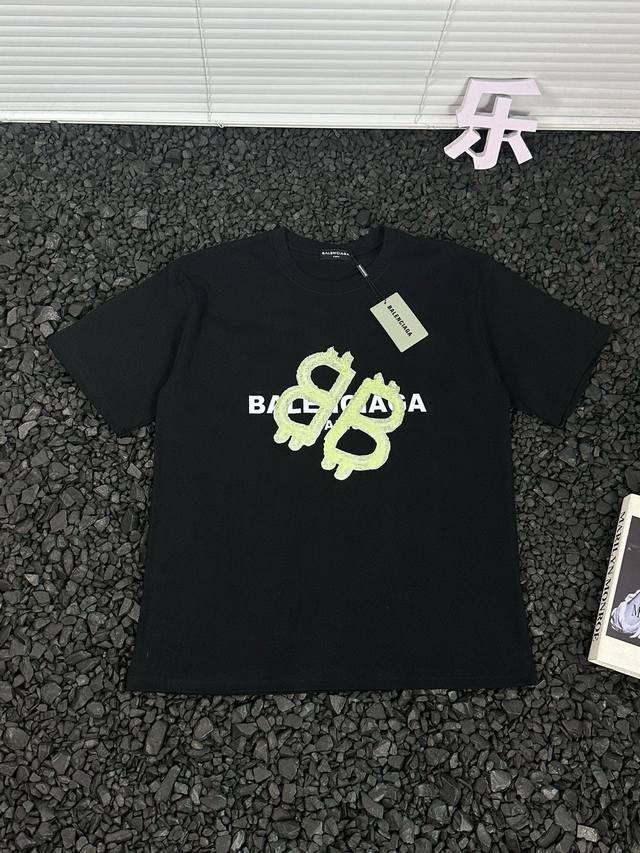 100- 巴黎世家 Blcg 24Ss夏款双B涂鸦字母印花短袖T恤情侣款 热度款Tee！潮男潮女必备单品！可随意穿搭！对色对位直喷工艺！图案呈现出来立体感效果非