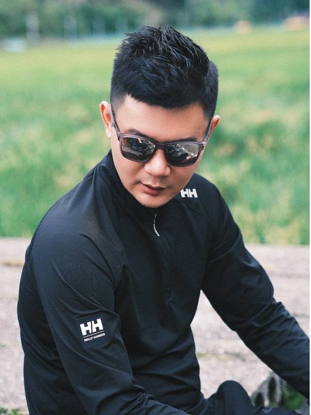 130 小立领的设计，上身很有型哈，简约又不有辨识度的一件！