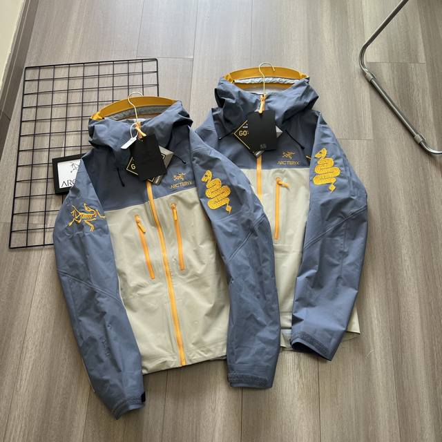 主图！570 蛇年限定！Arc'teryx 始祖鸟Alpha Sv Lny蛇年限定: 众所周知每年始祖鸟都会以十二生肖为思路出一款联名款的新年限定，今年也不例外