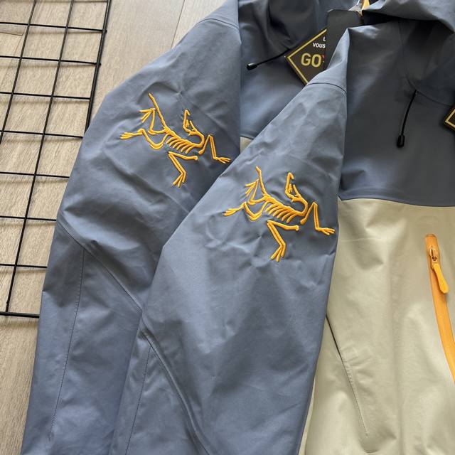 细节图！570 蛇年限定！Arc'teryx 始祖鸟Alpha Sv Lny蛇年限定: 众所周知每年始祖鸟都会以十二生肖为思路出一款联名款的新年限定，今年也不例