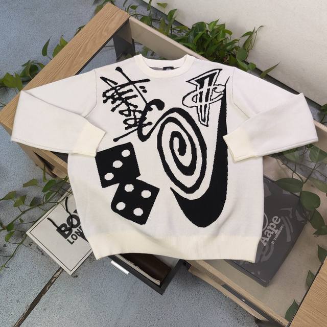 上新180 款号：Bm643 高版本 2025新款Stussy斯图西漩涡骰子蚊香图案满身大Logo字母提花情侣宽松针织圆领毛衣，采用原版百分百100%羊毛面料，