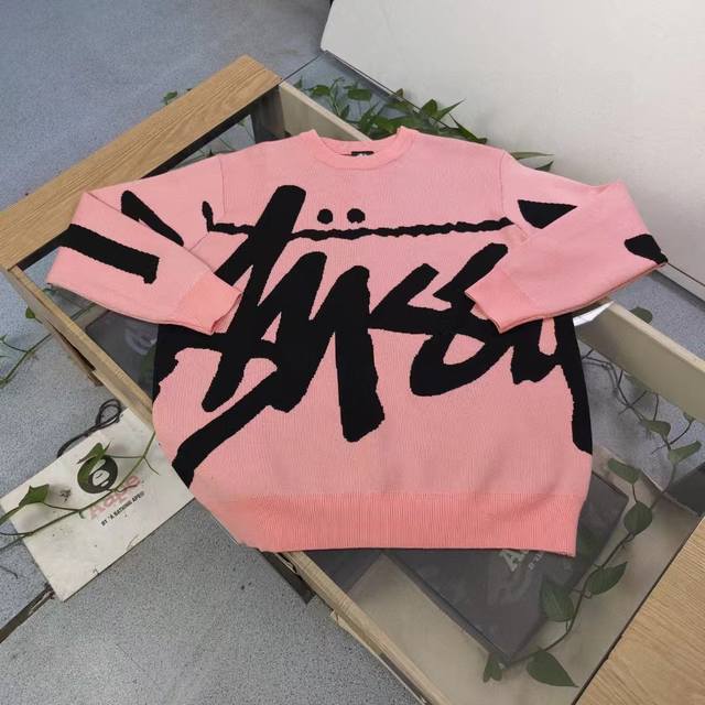 上新160 款号：Bm617 高版本 2025新款Stussy斯图西正反面满身大Logo字母图案提花情侣宽松针织圆领毛衣，采用原版百分百100%羊毛面料，原版定