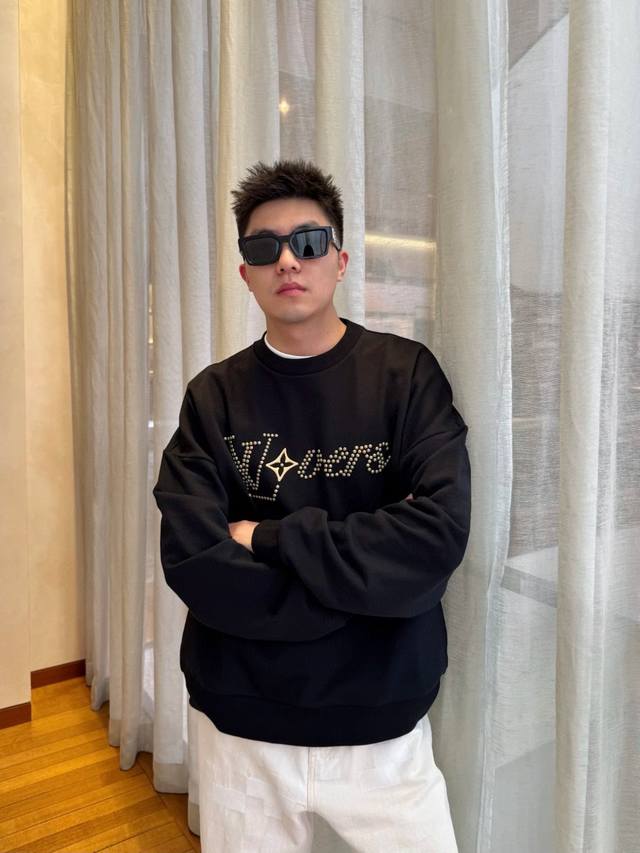 咨询图180 Louis Vuitton Lv Lovers新款铆钉烫珠字母刺绣套头圆领卫衣 男女同款