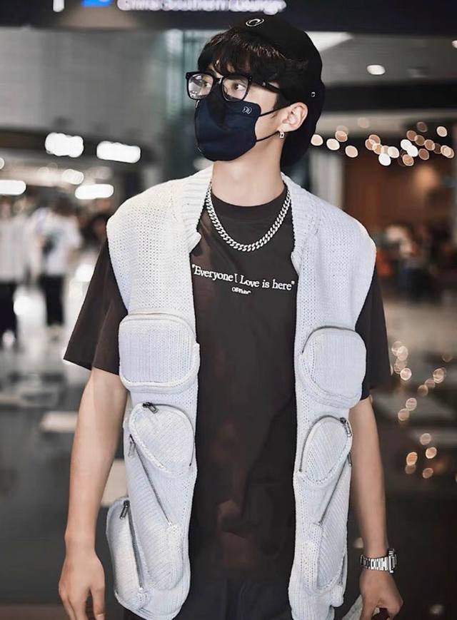 王鹤棣同款！！！ 印花主题：[我爱的每个人都在这里] Off-White 520限定款短袖 现货： P140# 颜色：灰紫色 咖啡色 尺码：Xs-S-M-L 男