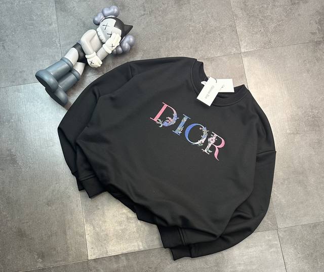 100潮牌Dior迪奥直喷彩印字母花朵卫衣！喷在胸前彩色字母Logo 附着花朵印花 亮眼生动 环保胶浆印花 智能机器固色印染 不开裂不脱色 宽松版型 遮肉显瘦不