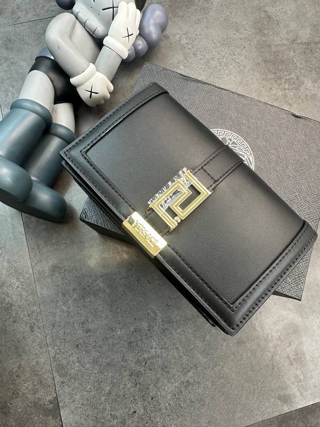 150潮牌Fendi &Versace 联名女装系列｜秀场配饰 新款 #芬迪范思哲女神包 和配饰延续了 Versace的神秘和奢华。品牌标志性的＃Lagreca