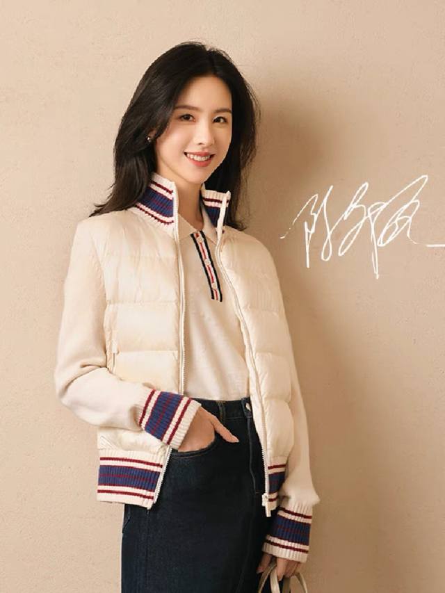 P390 顶尖现货 Hazzys哈吉斯冬季毛织袖拼接轻薄女士羽绒服 时尚立领短款羽绒服！所有面料辅料全是客供！ 低调奢华~真正的好东西，遇到就别错过！ 工艺细致