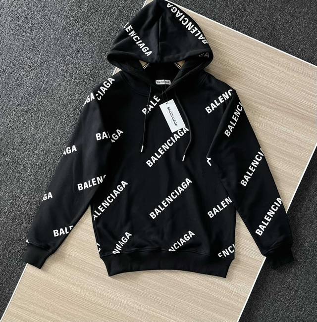 160 高品质 Balenciaga 巴黎世家满印全棉连帽卫衣， 整件衣服采用了进口胶浆，无甲醛印花，经过对刷网版进行技术处理，加了牢固定同时，从而使有图案的地