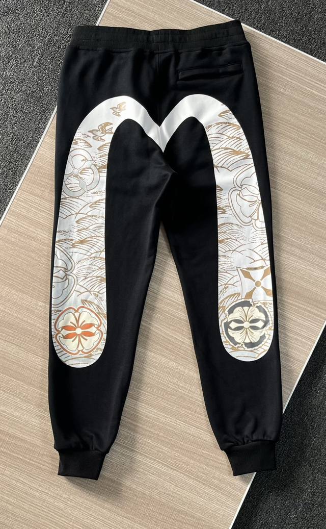 160 专柜同款 Evisu 福神家花标志大M印花卫裤 原版面料高版本高品质 网红明星同款，一比一还原复刻 休闲宽松运动卫裤,立体剪裁，让你穿出独一无二得效果。