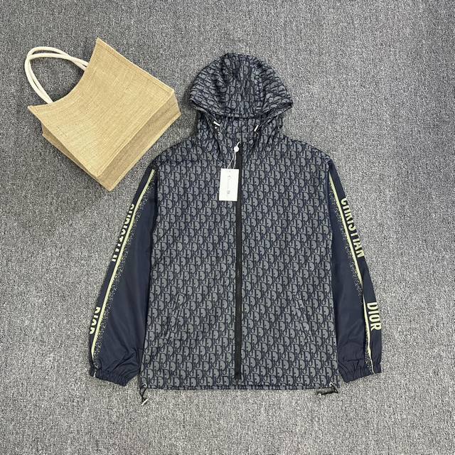 200 高品质 Dior 迪奥满印老花夹克外套， 落肩袖的设计，袖口品牌Logo印花，高科技的3D数码印花，颜色清晰有光泽，面料采用进口卡丝尼龙面料、透气性、舒