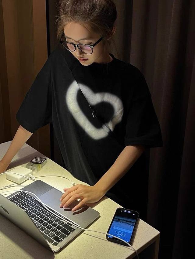 90 We11Done 爱心短袖 Ins高热度款式 260克纯棉双纱汗布 定染同缸1*1螺纹 舒适宽松 上身有型情侣同款 Color:黑色 白色 尺码表 For
