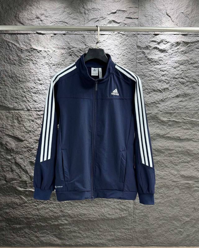 170 顶级版本 Adidas阿迪达斯 Qq糖同款立领亚洲版立领三条杠夹克外套 经典情侣外套 细节在线，随意对比！专柜定色定染 同款藏蓝色面料，同款记忆面料硬度