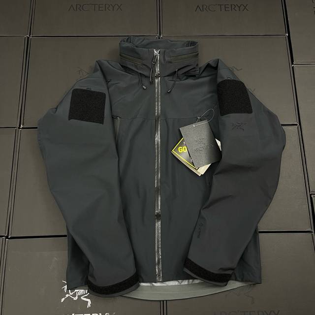340 Arcteryx 始祖鸟卡伦西亚同款户外硬汉徒步军事军鸟战术连帽夹克冲锋衣 胶印款 定制的格子的锦纶尼龙面料 面料强防水工艺 半永久性 内里复合中透的白