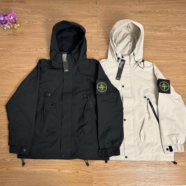 190 Stone Island 23Ss石头岛可拆卸魔术贴勋章外套 甄选品质 实拍可见 面料采用高品质冲锋衣外套面料 三防冲锋衣 后更加清凉更加机能 双拉链设