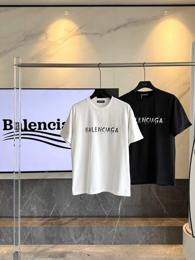 110 尺码：S M L Xlbalenciaga 字母印花情侣款T恤 个性款短袖T恤 男女同款 三标齐全 绝佳的爆款 轻奢大气上档次 采用定260克精紧赛棉盖