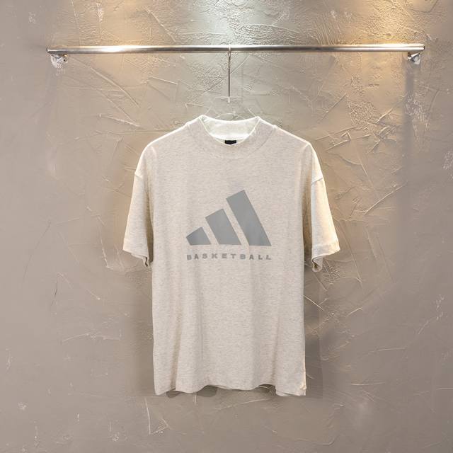 140 得物版本 Adidas阿迪达斯 Chapter 02情侣Oversize宽松篮球短袖T恤男女同款 篮球运动不仅关乎于场上表现也是一场型格的较量 来自Ad