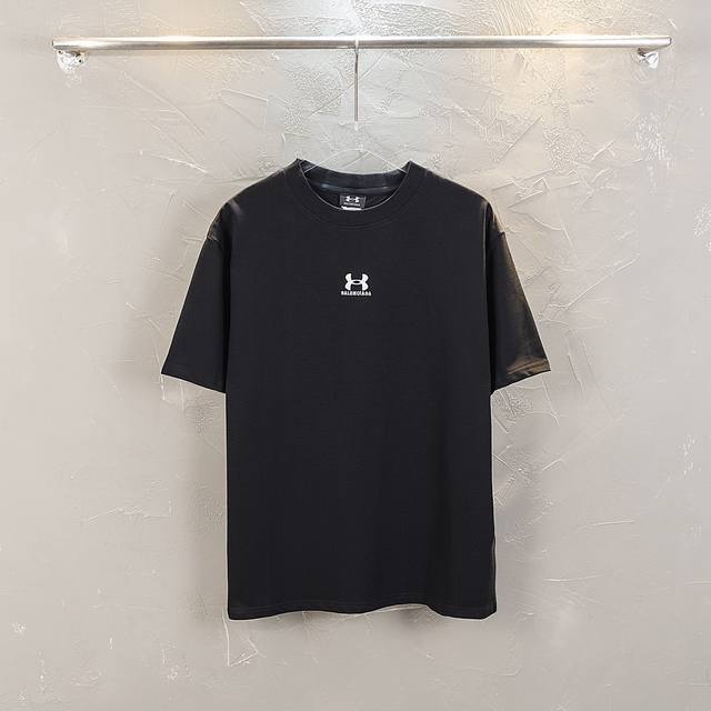 100 Balenciga 巴黎世家 最新系列 安德玛联名短袖T恤 ，采用前后绣花工艺 纯棉柔软面料，对色定染面料，超精细绣花工艺，潮流感十足，定染纯棉面料，O