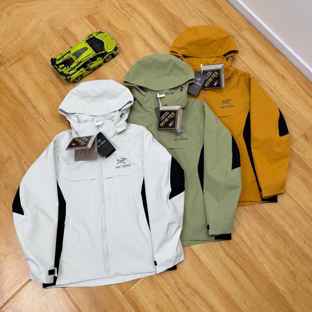 260 Arcteryx 始祖鸟春季情侣款冲锋衣防泼水连帽夹克外套 好的东西不是随便能做的出来的，连帽冲锋高领防风美观大气！ 专业户外三层复合面料，防风能力一流