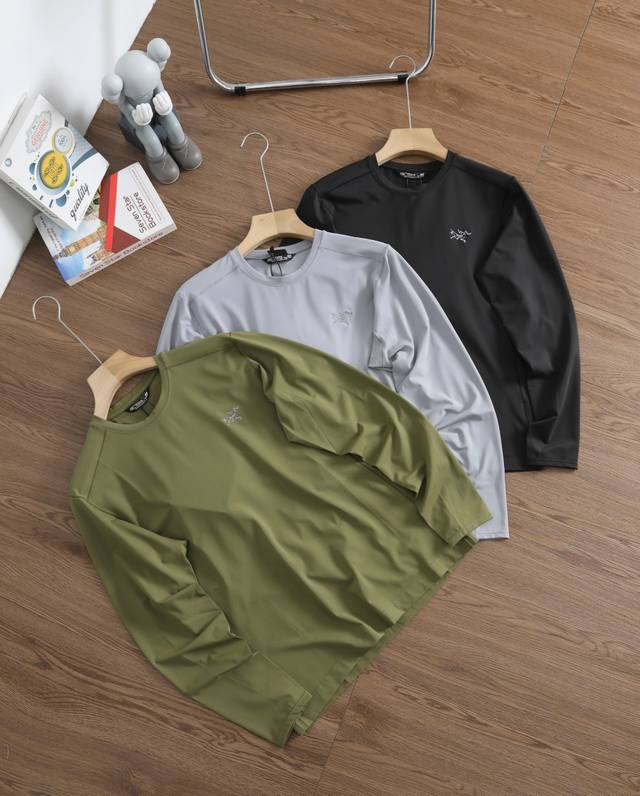 供160 绣花款 品牌：始祖鸟 Arcteryx 尺码：M-L-Xl-Xxl-Xxxl 颜色：黑色-灰白色-军绿色 类型：户外速干弹力长袖透气打底衫 材质：运动