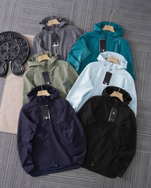 供230 品牌：露露乐蒙 Lululemon 尺码：S-M-L-Xl-Xxl 颜色：深灰色-军绿色-藏青色-海绿色-浅蓝色-黑色 类型：户外运动速干透气防晒衣