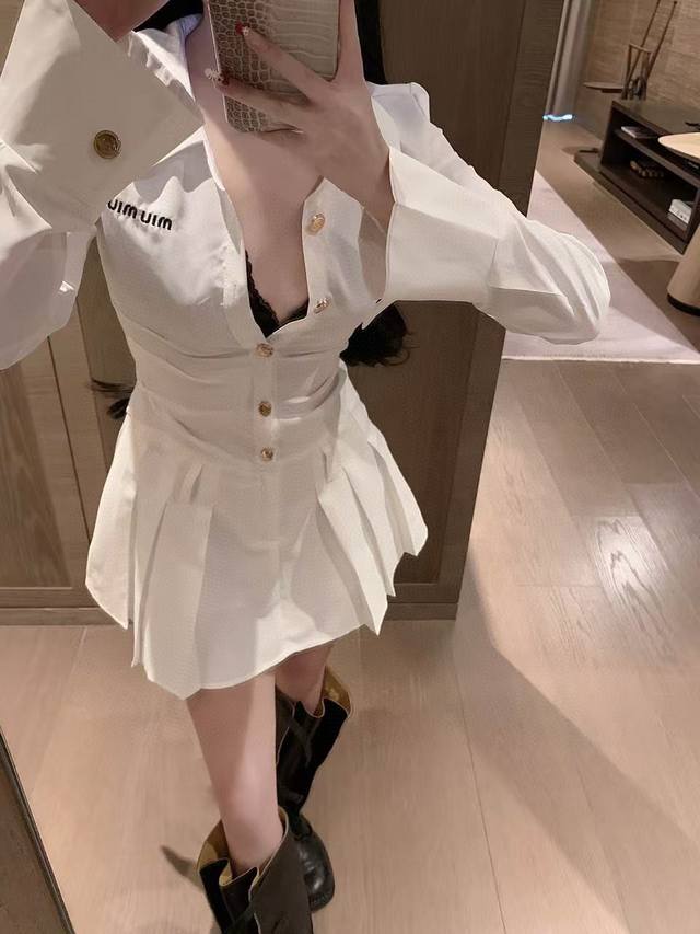 190 Miumiu缪缪字母刺绣翻领长袖收腰压褶连衣裙 款号：25672702650 颜色：条纹 白色 尺码：Sml S码80-95斤 M码95-110斤 L码