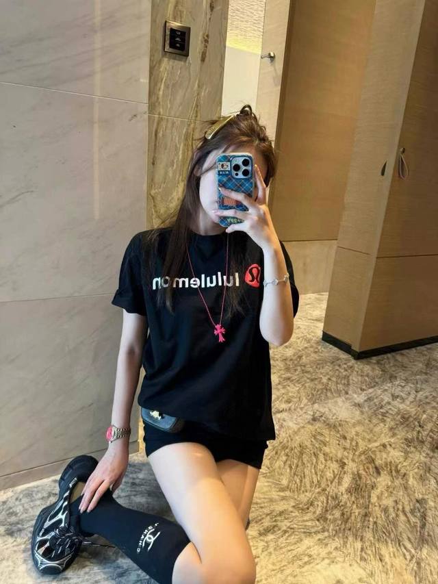 120 Lululemon露露乐蒙红标Logo字母印花圆领短袖T恤 款号：25671902646 颜色：白色 黑色 尺码：均码 80-125斤